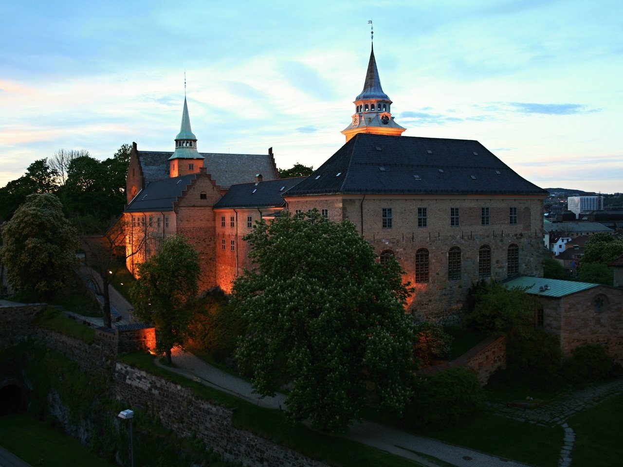 Обои замок, город, архитектура, здание, норвегия, осло, castle, the city, architecture, the building, norway, oslo разрешение 3456x2304 Загрузить