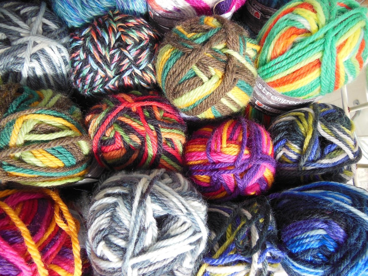 Обои разноцветные, нитки, вязание, пряжа, рукоделие, мотки, colorful, thread, knitting, yarn, needlework, hanks разрешение 4608x3456 Загрузить