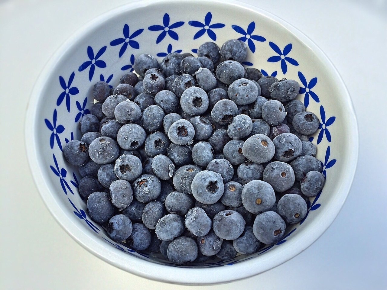 Обои фон, иней, ягоды, лесные ягоды, черника, голубика, background, frost, berries, blueberries разрешение 2669x2002 Загрузить