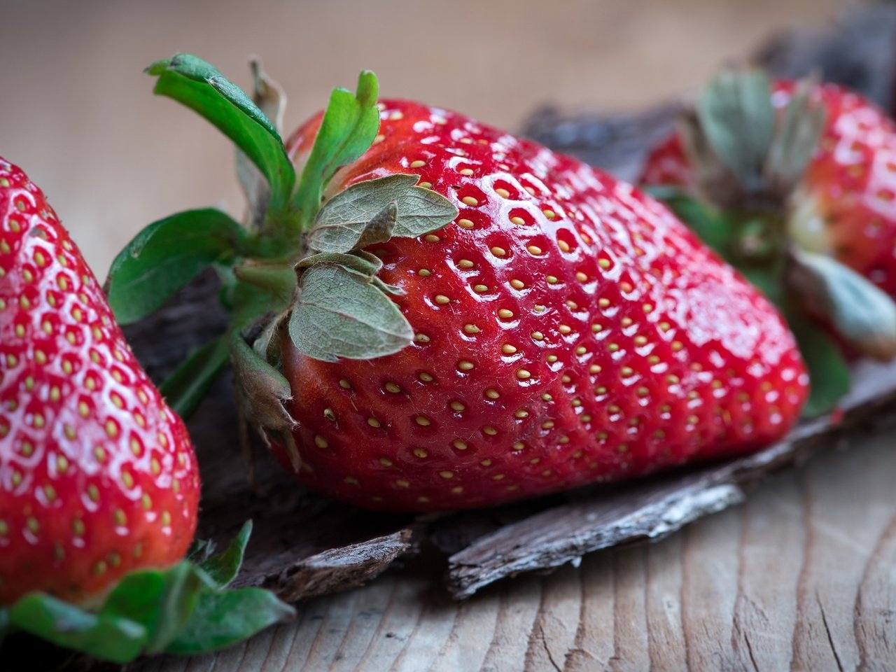 Обои макро, фон, клубника, ягоды, деревянная поверхность, macro, background, strawberry, berries, wooden surface разрешение 3000x1687 Загрузить