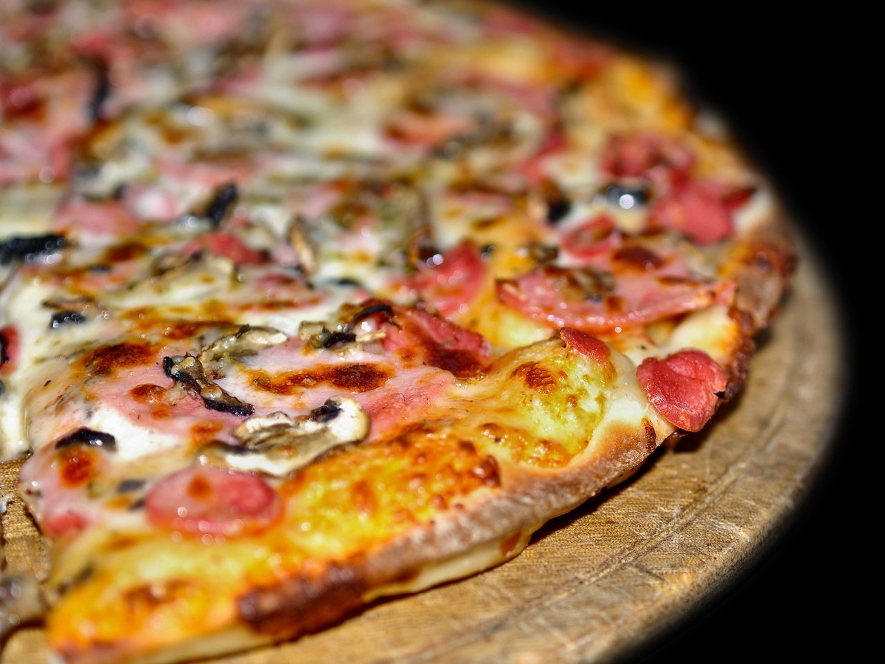 Обои мясо, колбаса, пицца, блюдо, ветчина, meat, sausage, pizza, dish, ham разрешение 2560x1600 Загрузить