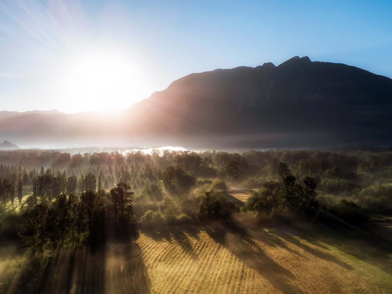 Обои свет, река, горы, природа, лес, утро, туман, рассвет, light, river, mountains, nature, forest, morning, fog, dawn разрешение 2560x1600 Загрузить