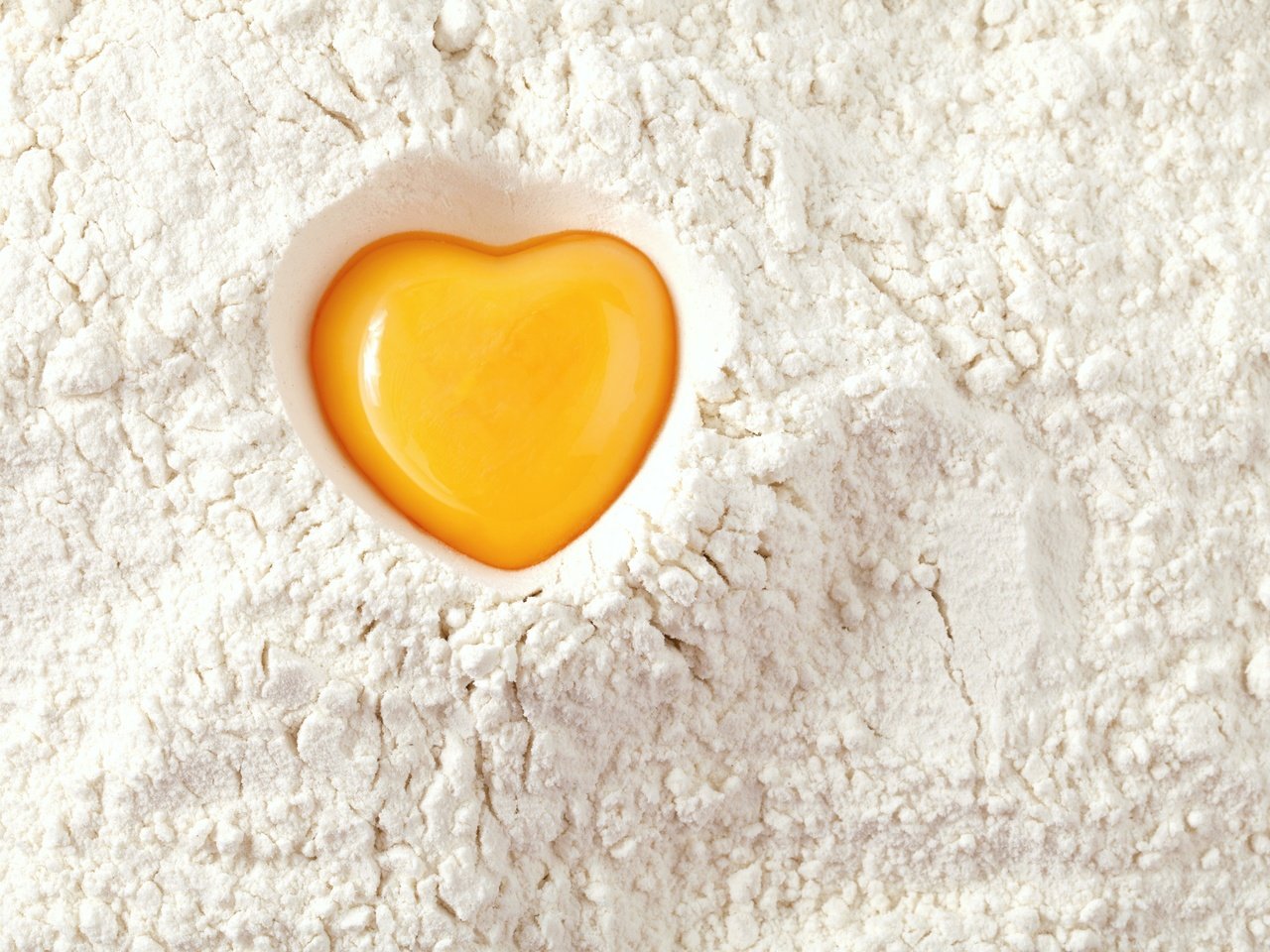 Обои текстура, фон, сердечко, яйцо, мука, желток, texture, background, heart, egg, flour, the yolk разрешение 3840x2560 Загрузить