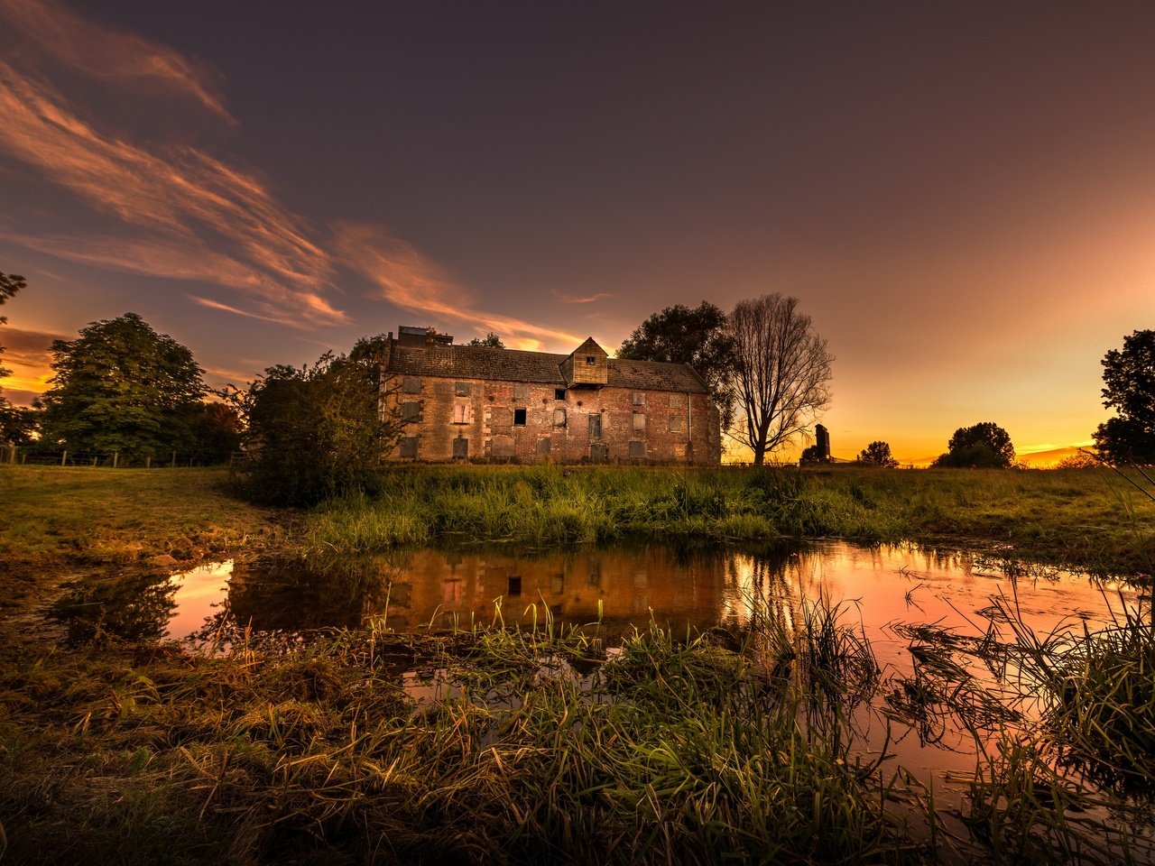 Обои небо, деревья, закат, отражение, дом, пруд, paul benns, the sky, trees, sunset, reflection, house, pond разрешение 2560x1711 Загрузить