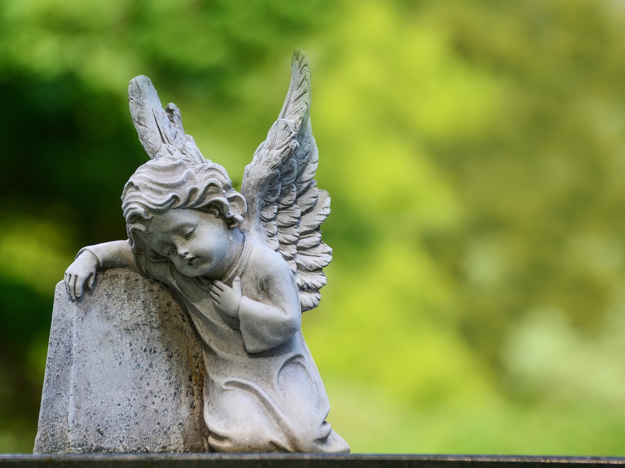 Статуи ангелов на кладбище
