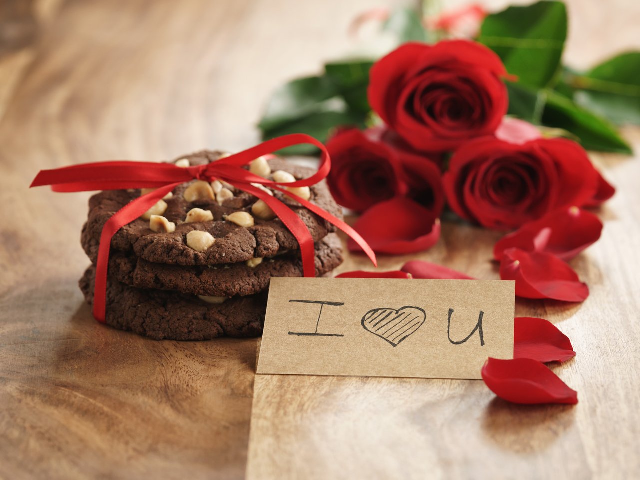 Обои лепестки, букет, романтик, печенье, красные розы, валентинов день, petals, bouquet, romantic, cookies, red roses, valentine's day разрешение 7952x5304 Загрузить