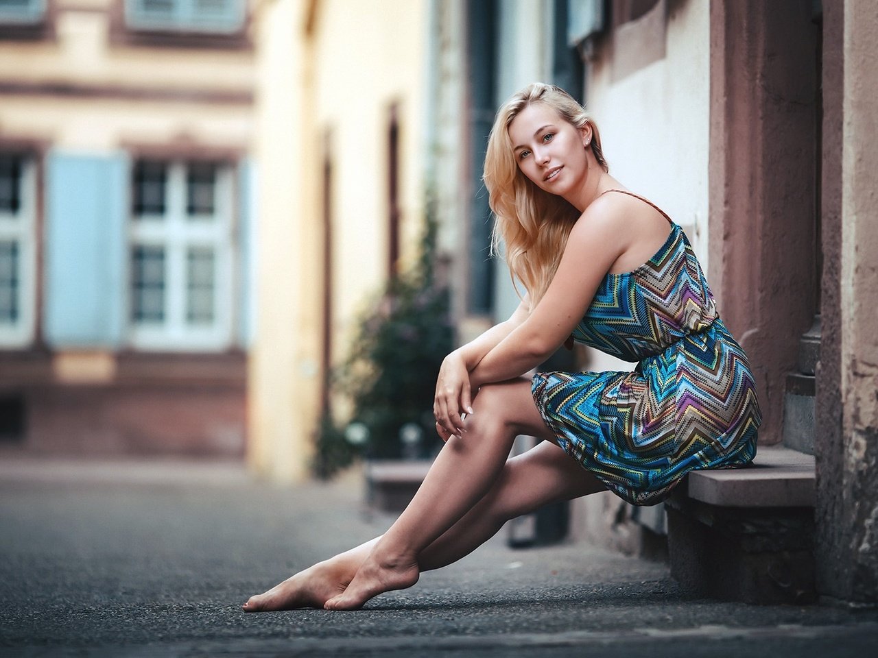 Обои девушка, блондинка, улица, ноги, сидя, босиком, kerstin, girl, blonde, street, feet, sitting, barefoot разрешение 1920x1280 Загрузить