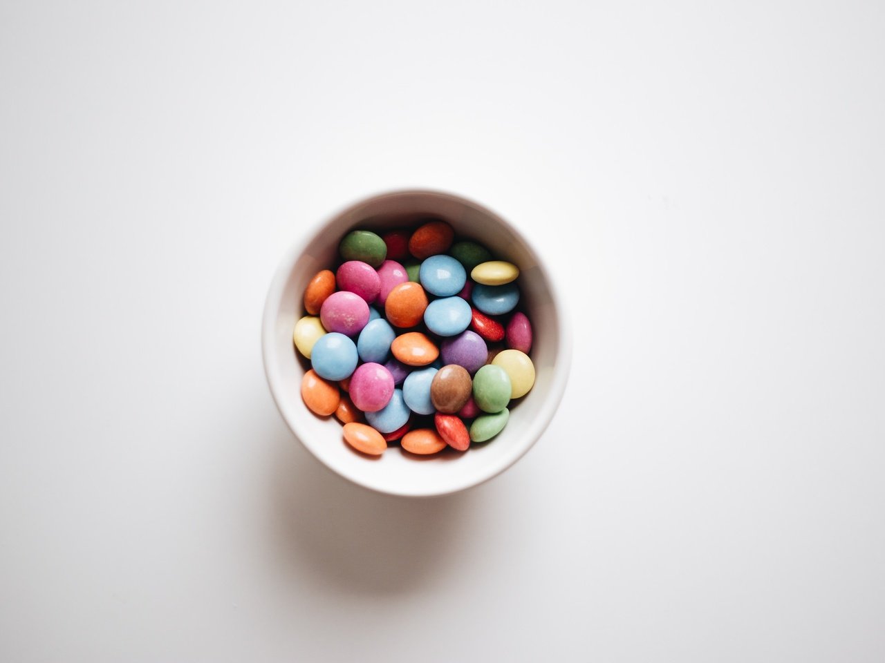 Обои разноцветные, конфеты, много, драже, colorful, candy, a lot, pills разрешение 2048x1365 Загрузить