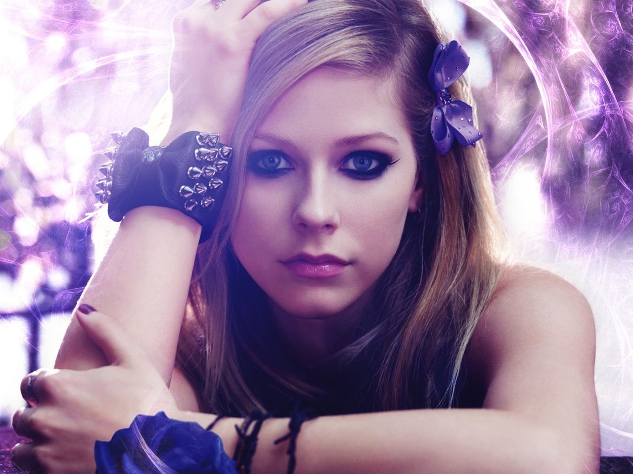 Обои девушка, взгляд, блики, певица, аврил лавин, бантик, girl, look, glare, singer, avril lavigne, bow разрешение 1920x1200 Загрузить