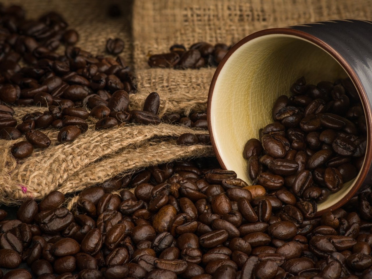 Обои зерна, кофе, чашка, кофейные зерна, аромат, мешковина, grain, coffee, cup, coffee beans, aroma, burlap разрешение 2048x1345 Загрузить