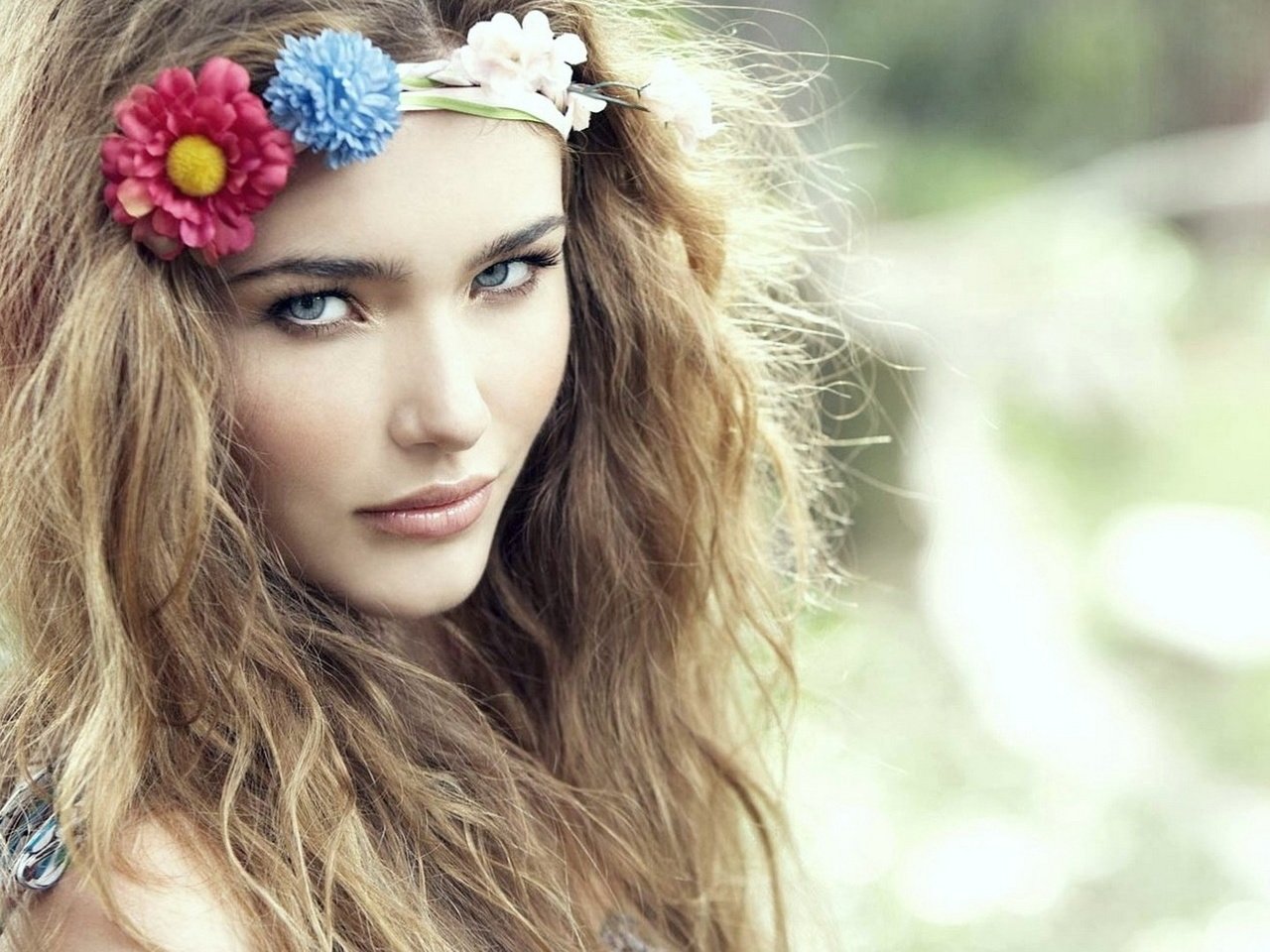 Обои цветы, девушка, портрет, взгляд, волосы, лицо, венок, flowers, girl, portrait, look, hair, face, wreath разрешение 1920x1080 Загрузить