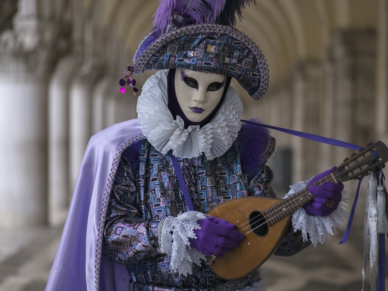 Обои маска, костюм, карнавал, мандолина, mask, costume, carnival, mandolin разрешение 2048x1323 Загрузить
