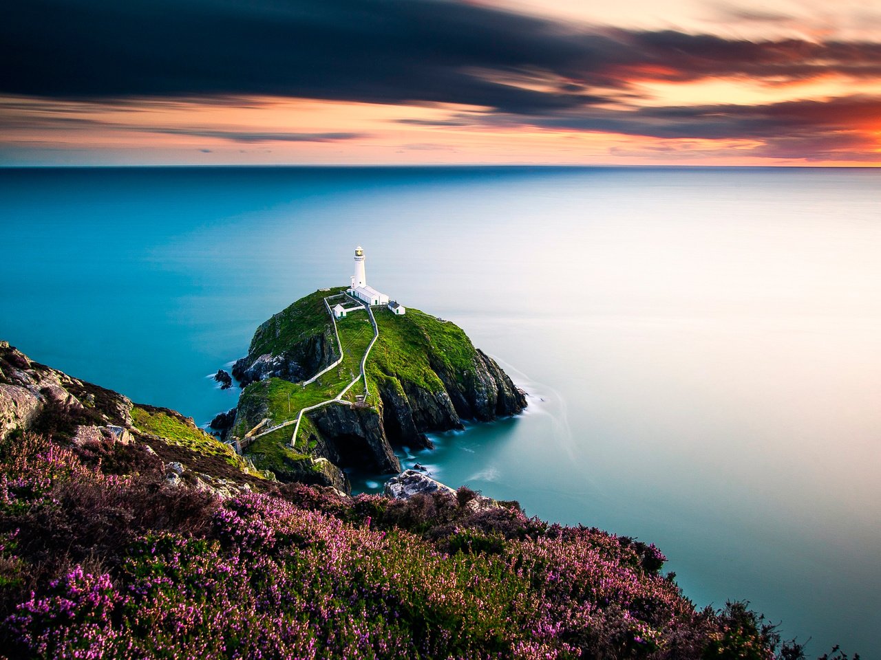 Обои небо, цветы, облака, закат, море, скала, маяк, горизонт, the sky, flowers, clouds, sunset, sea, rock, lighthouse, horizon разрешение 2500x1661 Загрузить