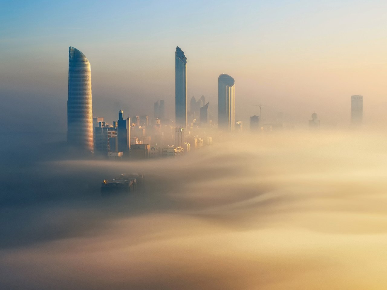 Обои утро, туман, здания, дубай, оаэ, morning, fog, building, dubai, uae разрешение 2048x1318 Загрузить