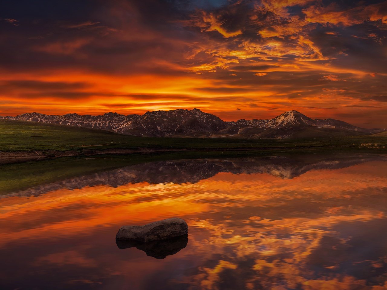 Обои небо, облака, озеро, горы, отражение, горизонт, сумерки, the sky, clouds, lake, mountains, reflection, horizon, twilight разрешение 5374x3557 Загрузить