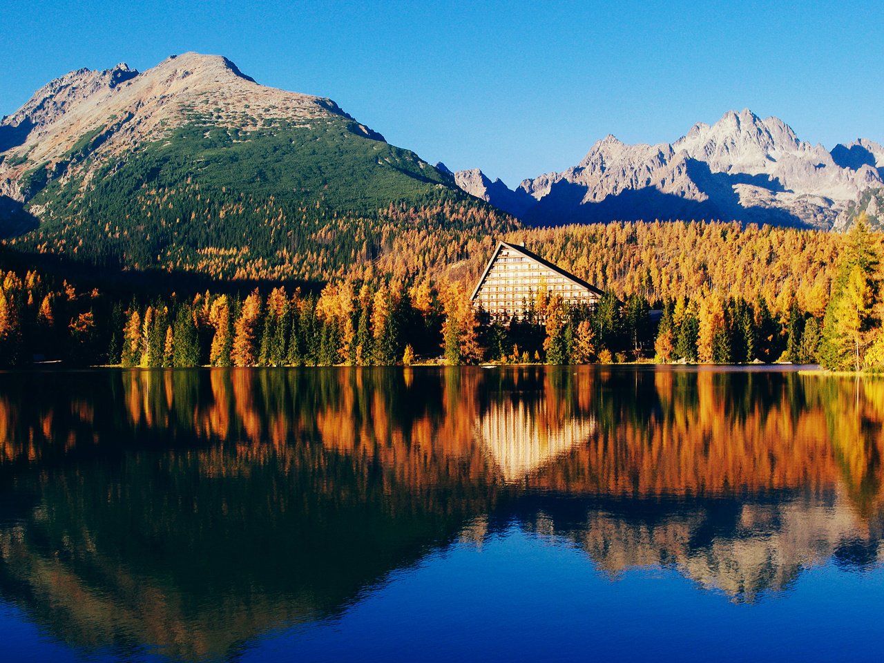 Обои озеро, горы, природа, лес, отражение, пейзаж, осень, aleksandra boguslawska, lake, mountains, nature, forest, reflection, landscape, autumn разрешение 2880x1800 Загрузить