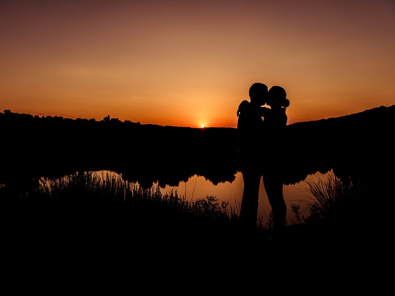 Обои закат, романтика, пара, поцелуй, sunset, romance, pair, kiss разрешение 6824x4912 Загрузить