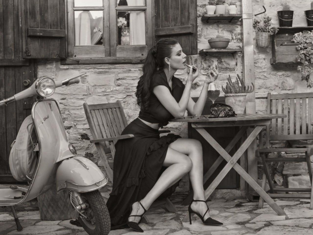 Обои мотороллер, девушка, david dubnitskiy, платье, поза, чёрно-белое, модель, профиль, ножки, помада, scooter, girl, dress, pose, black and white, model, profile, legs, lipstick разрешение 1920x1492 Загрузить