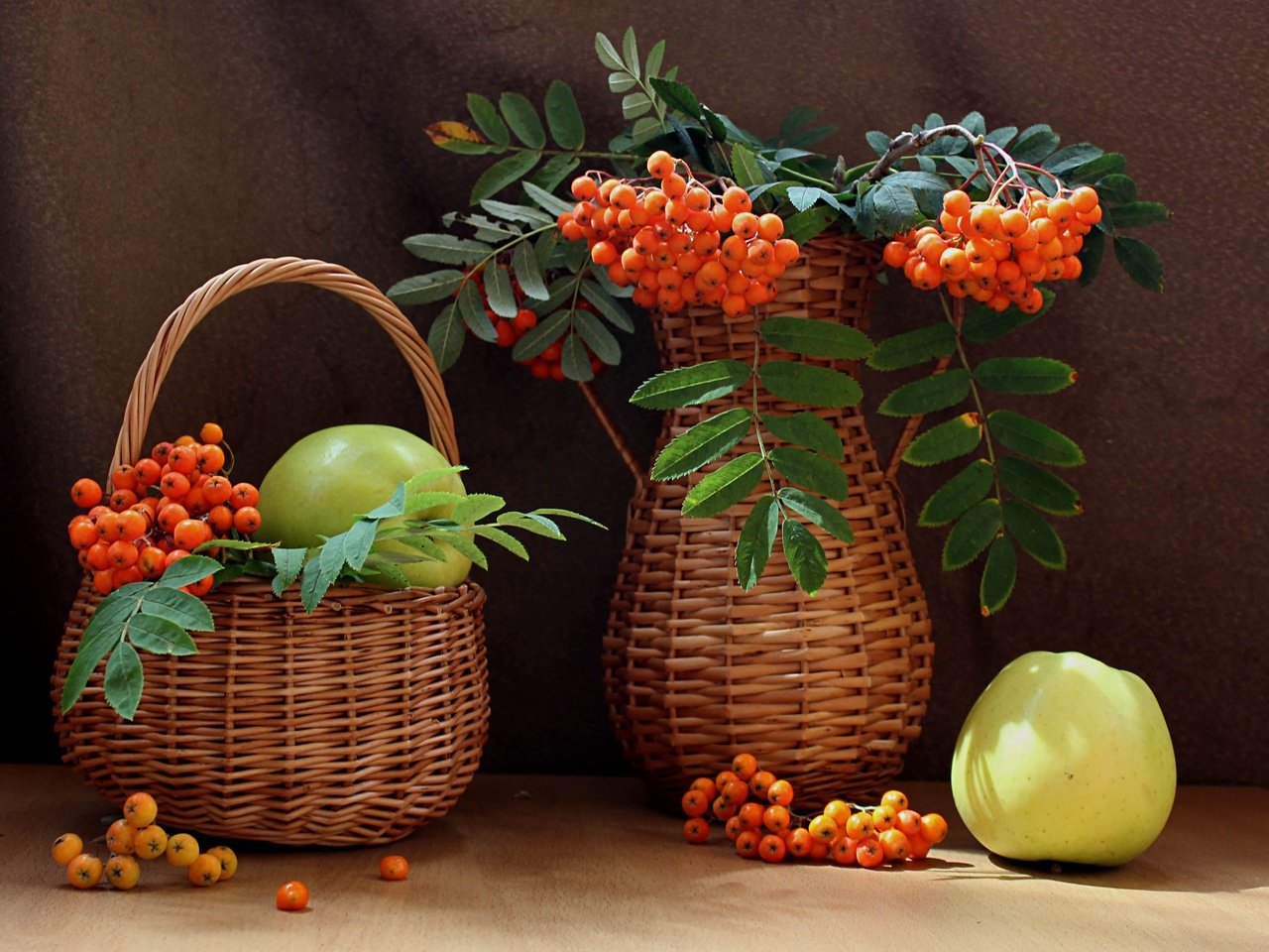 Обои фрукты, яблоки, корзина, ягоды, ваза, натюрморт, рябина, fruit, apples, basket, berries, vase, still life, rowan разрешение 4011x2774 Загрузить