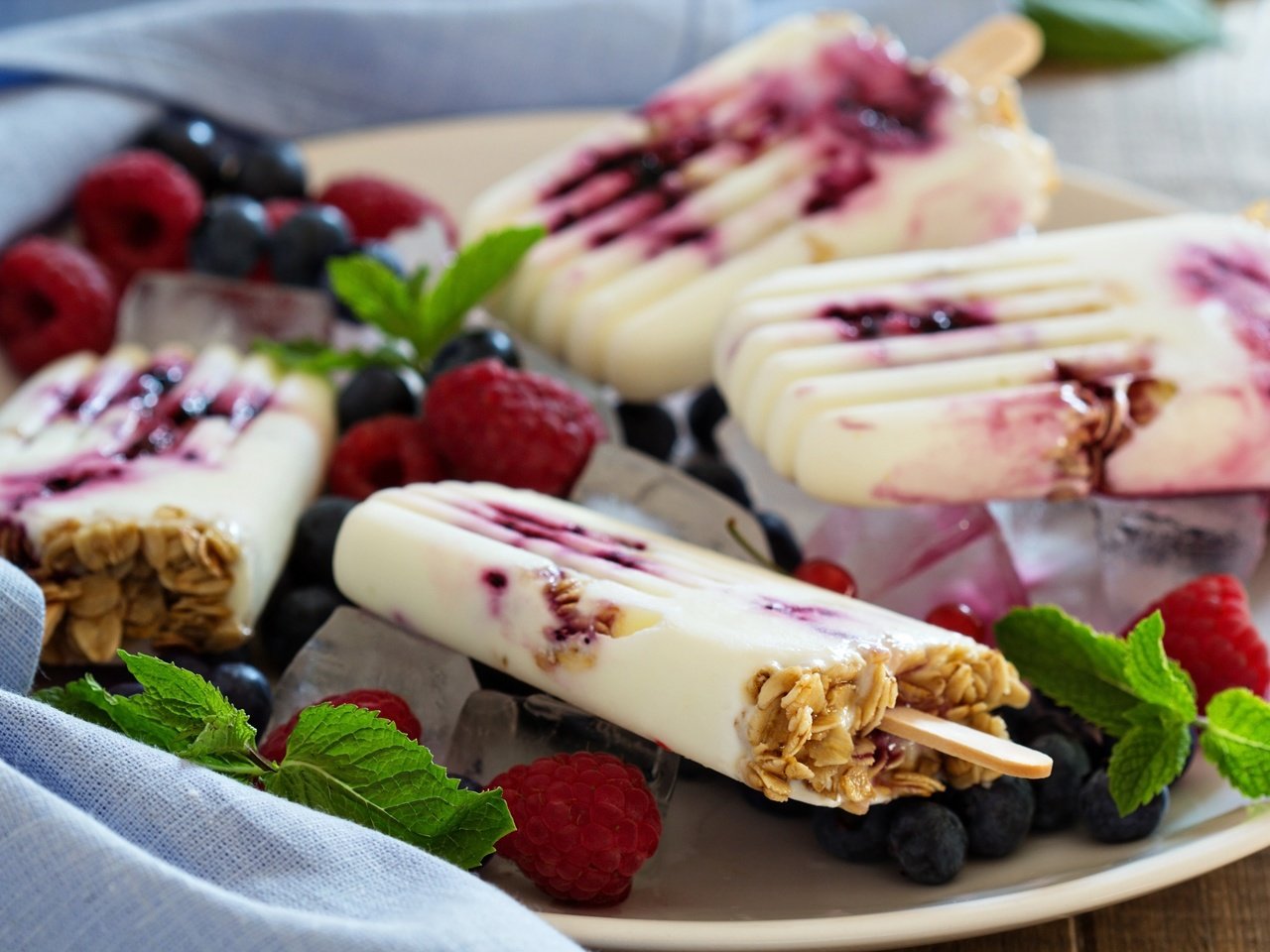 Обои мята, малина, мороженое, ягоды, черника, тарелка, эскимо, mint, raspberry, ice cream, berries, blueberries, plate, popsicle разрешение 3600x2400 Загрузить