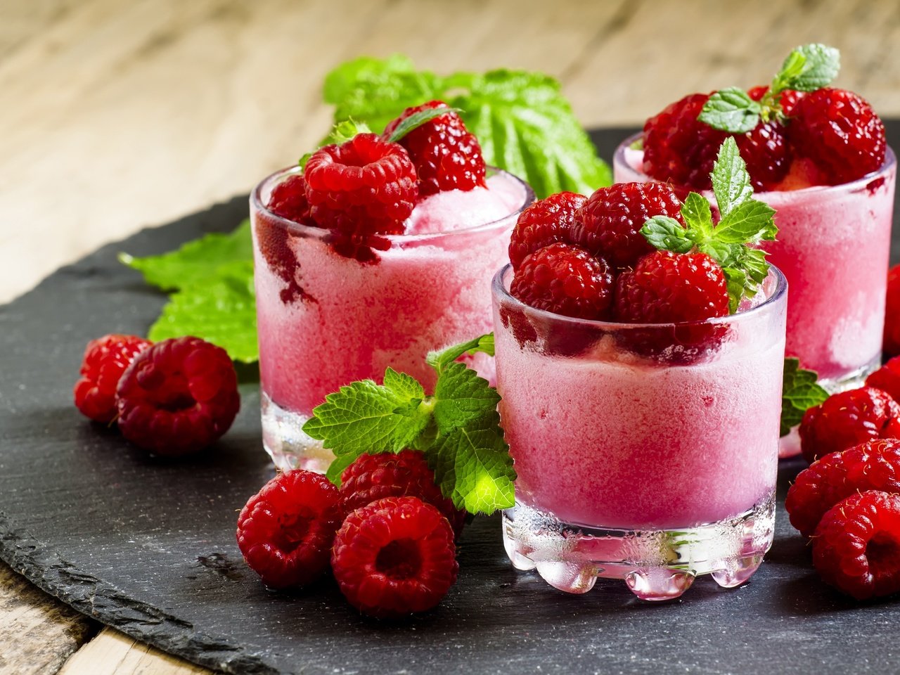 Обои напиток, малина, ягоды, стаканы, десерт, сок, смузи, drink, raspberry, berries, glasses, dessert, juice, smoothies разрешение 4200x2800 Загрузить