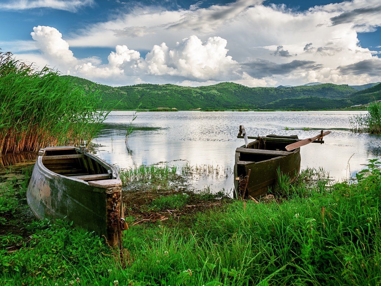 Обои небо, трава, облака, озеро, холмы, природа, лодки, the sky, grass, clouds, lake, hills, nature, boats разрешение 6000x4000 Загрузить