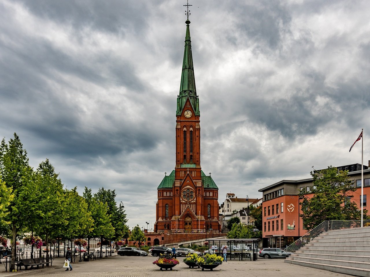 Обои небо, облака, деревья, город, норвегия, арендал, the sky, clouds, trees, the city, norway, arendal разрешение 2048x1304 Загрузить