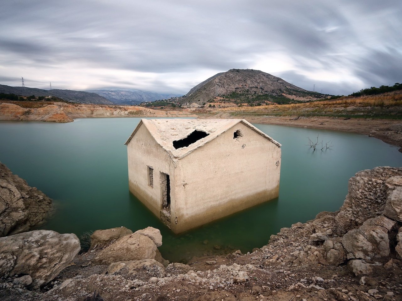 Обои небо, la casa del pantano, облака, вода, озеро, горы, камни, берег, дом, the sky, clouds, water, lake, mountains, stones, shore, house разрешение 2048x1365 Загрузить