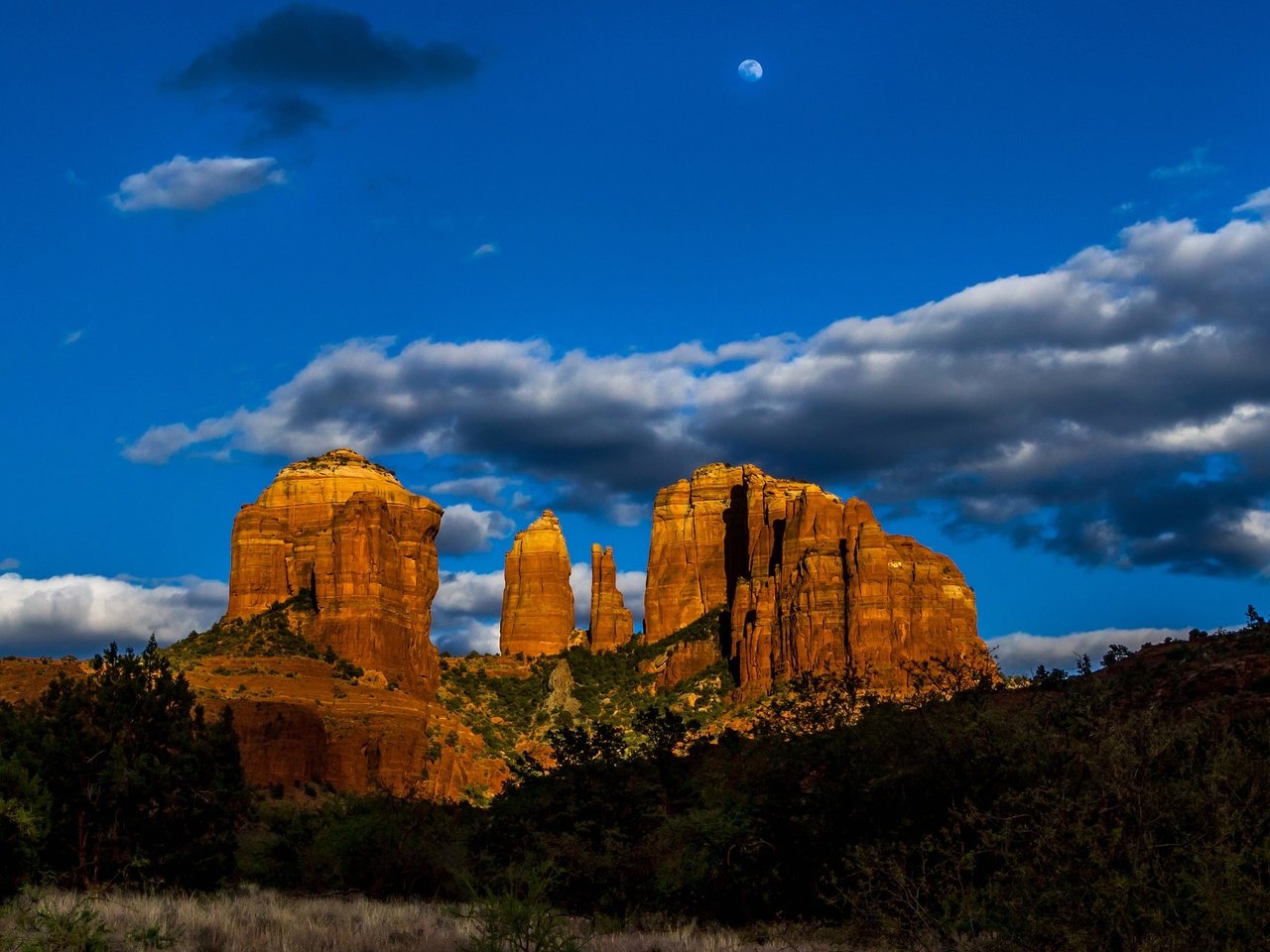 Обои небо, облака, скалы, сша, аризона, катедрал рок, the sky, clouds, rocks, usa, az, cathedral rock разрешение 2048x1310 Загрузить