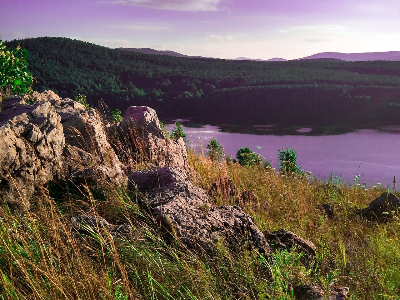 Обои небо, трава, облака, озеро, скалы, лес, гора, the sky, grass, clouds, lake, rocks, forest, mountain разрешение 4160x2340 Загрузить