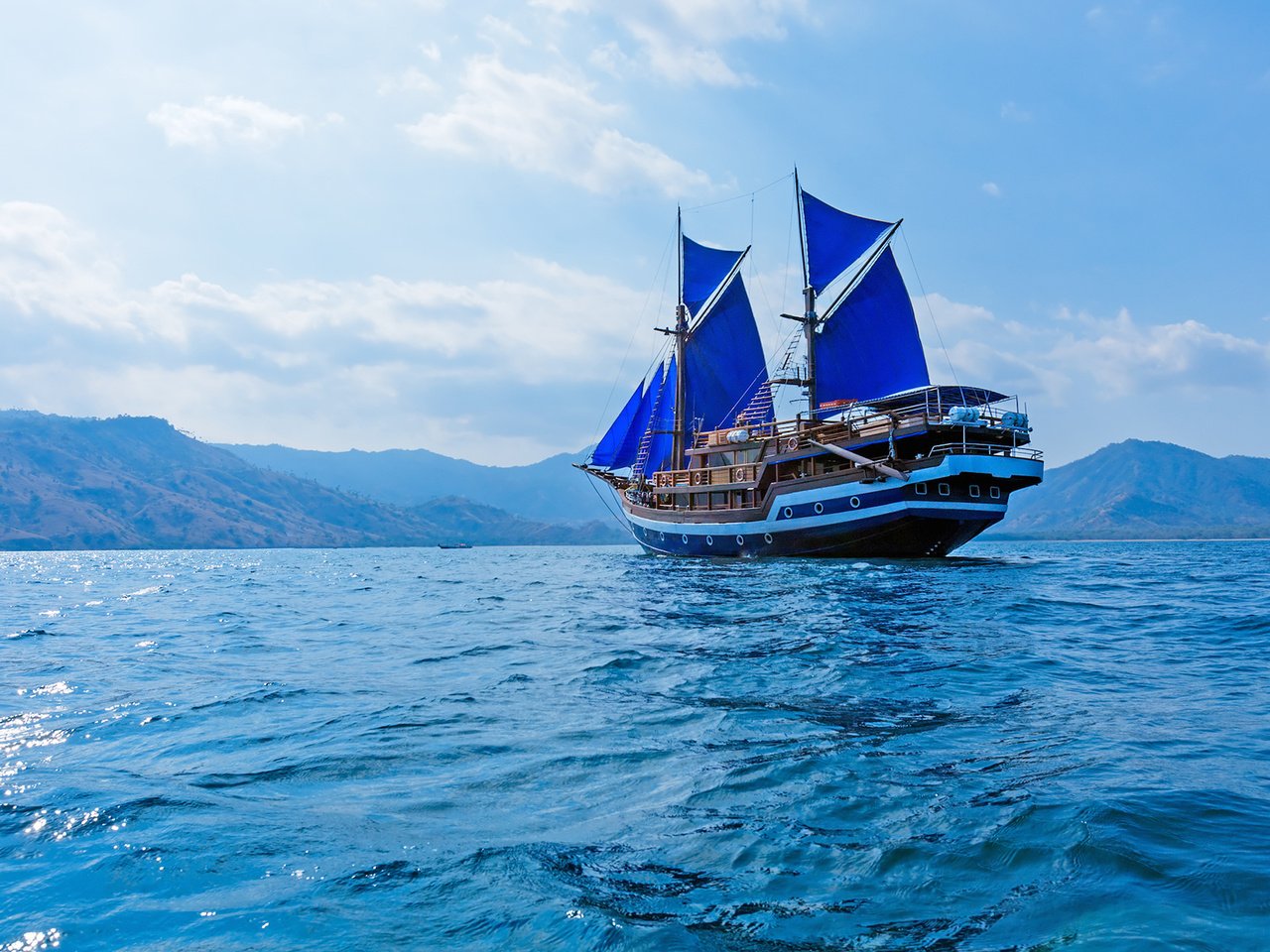 Обои небо, облака, море, корабль, парусник, паруса, the sky, clouds, sea, ship, sailboat, sails разрешение 1920x1200 Загрузить