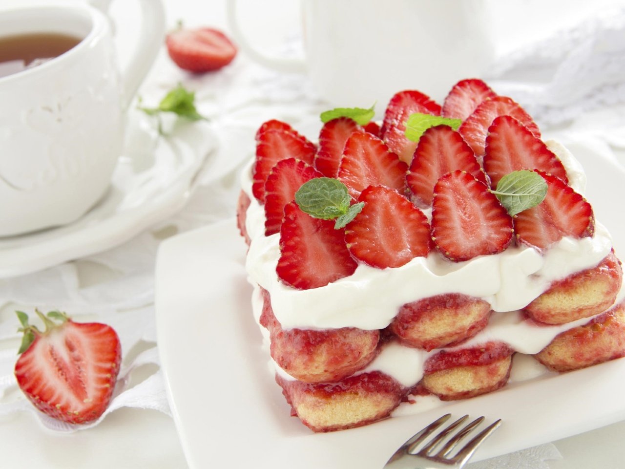 Обои клубника, чай, десерт, пирожное, крем, strawberry, tea, dessert, cake, cream разрешение 2100x1399 Загрузить