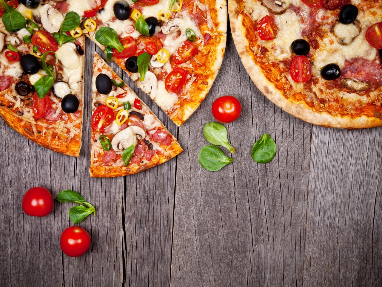 Обои помидоры, пицца, деревянная поверхность, tomatoes, pizza, wooden surface разрешение 1920x1200 Загрузить