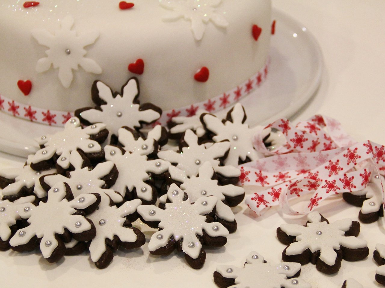 Обои новый год, снежинки, лента, праздник, рождество, печенье, торт, угощение, new year, snowflakes, tape, holiday, christmas, cookies, cake, treat разрешение 4314x2885 Загрузить