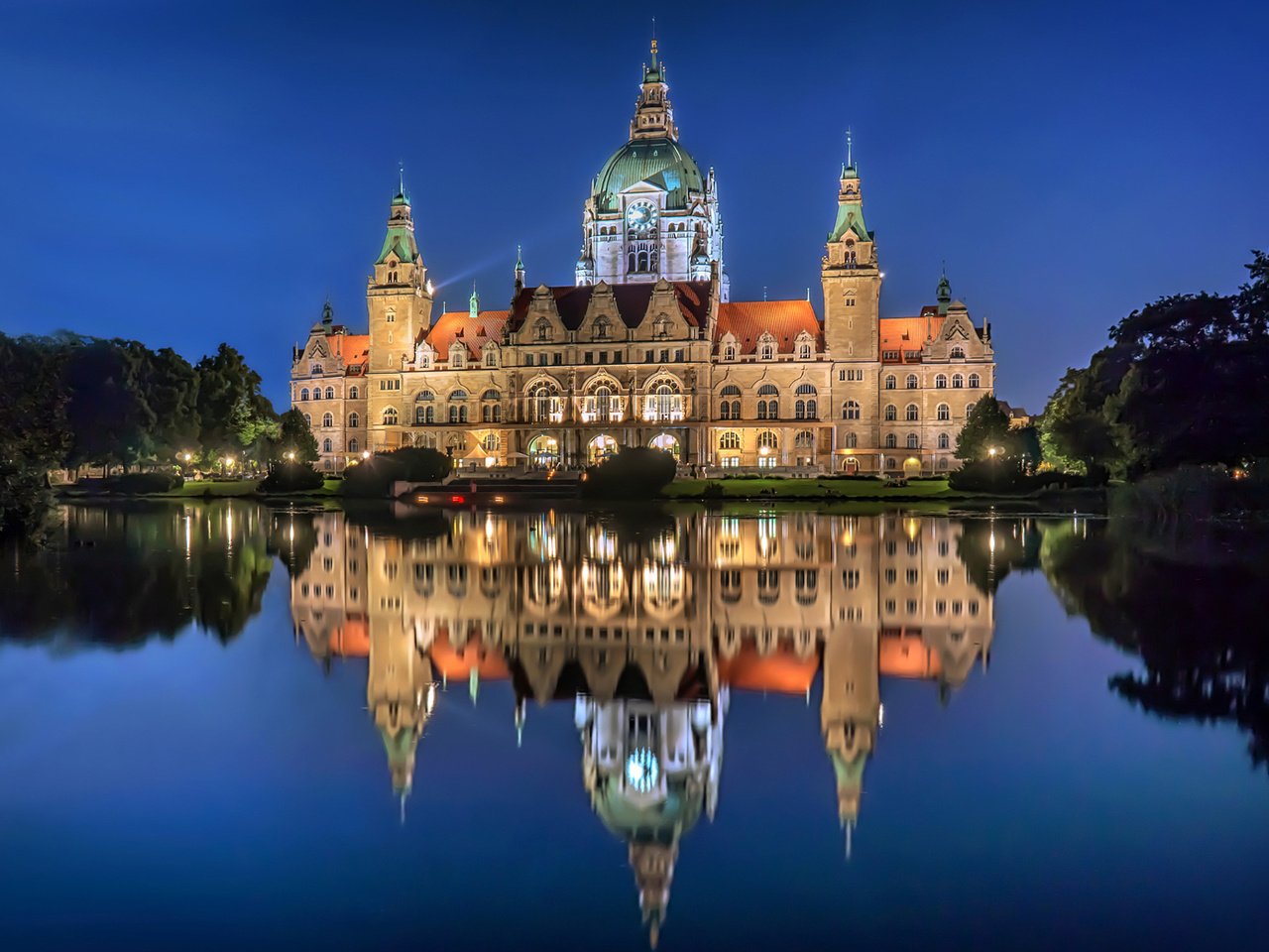 Обои ночь, огни, отражение, дворец, германия, ганновер, night, lights, reflection, palace, germany, hanover разрешение 1920x1200 Загрузить