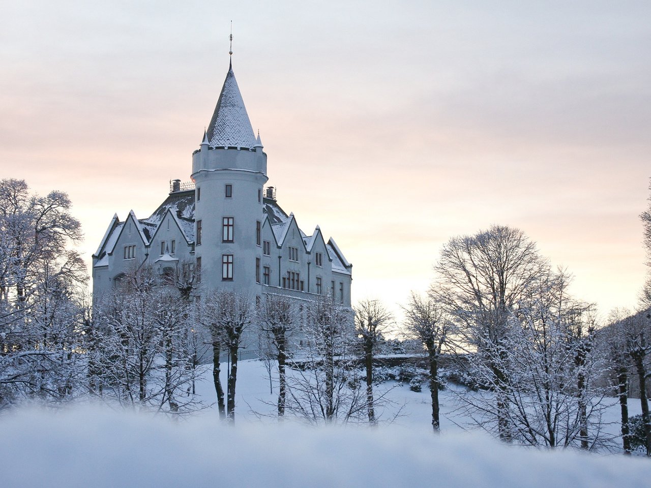 Обои зима, парк, замок, норвегии, берген, winter, park, castle, norway, bergen разрешение 1920x1200 Загрузить