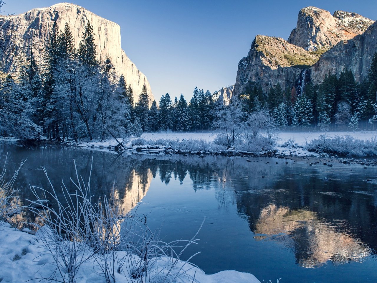 Обои деревья, река, горы, природа, зима, отражение, пейзаж, trees, river, mountains, nature, winter, reflection, landscape разрешение 2880x1800 Загрузить