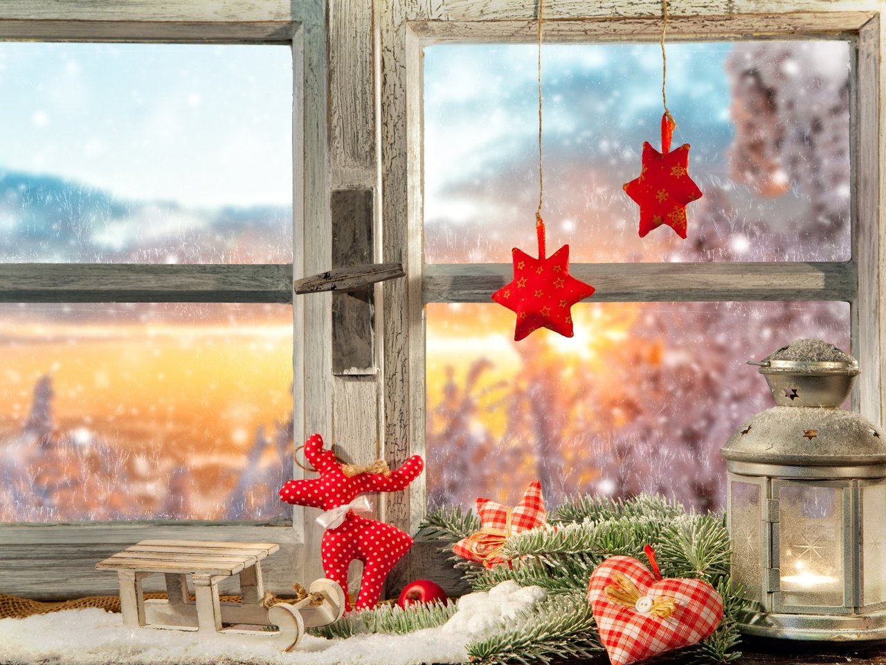 Обои новый год, рождество, олень, украшения, хвоя, звезды, сердечко, фонарь, окно, new year, christmas, deer, decoration, needles, stars, heart, lantern, window разрешение 2880x1800 Загрузить