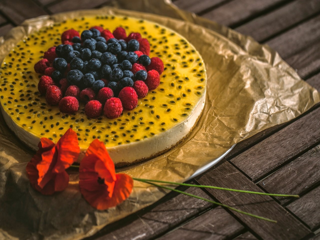 Обои цветы, малина, маки, ягоды, черника, сладкое, торт, десерт, flowers, raspberry, maki, berries, blueberries, sweet, cake, dessert разрешение 2880x1920 Загрузить