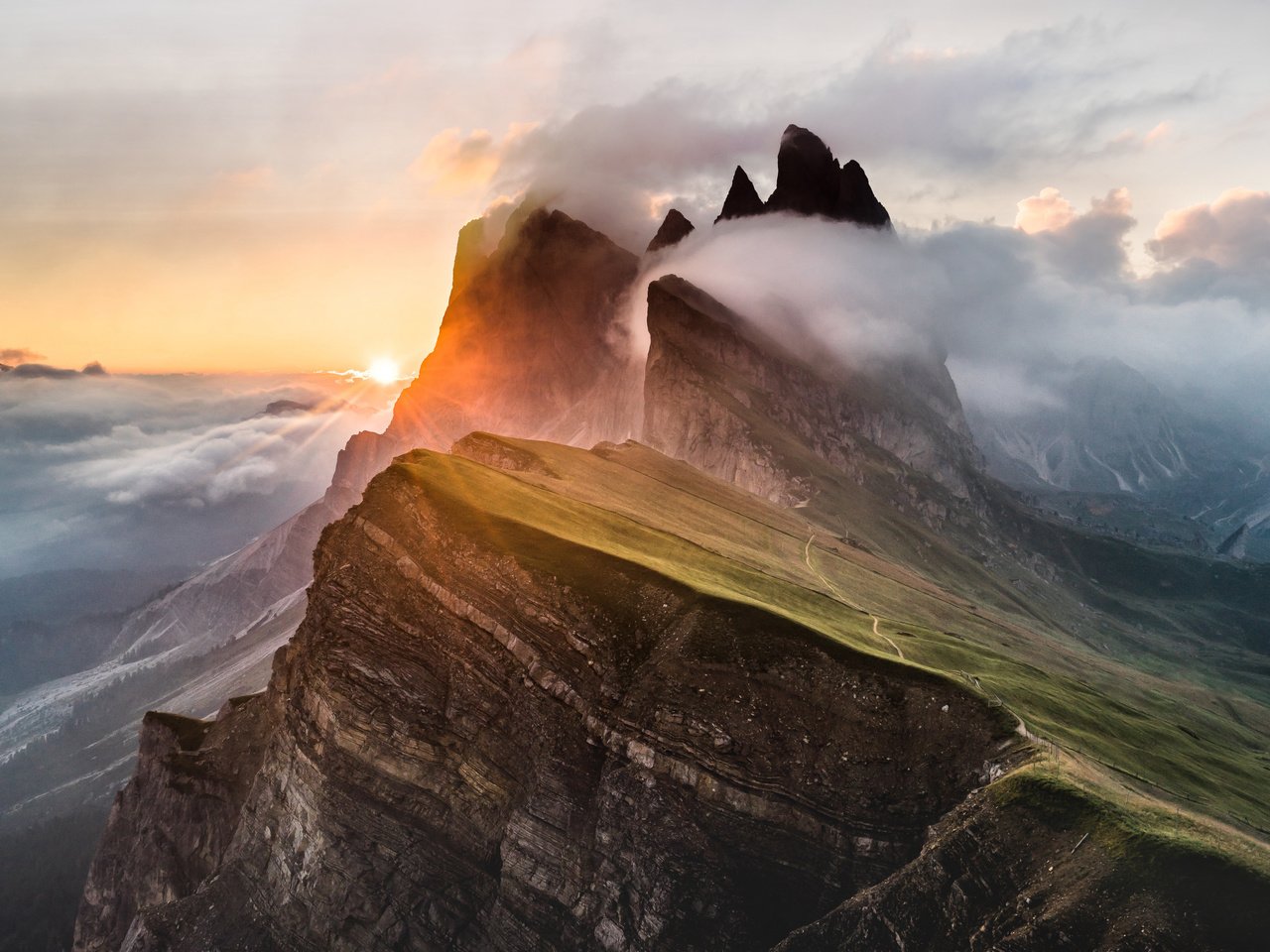 Обои небо, облака, горы, пейзаж, доломитовые альпы, горный массив, the sky, clouds, mountains, landscape, the dolomites, mountain range разрешение 5000x2813 Загрузить