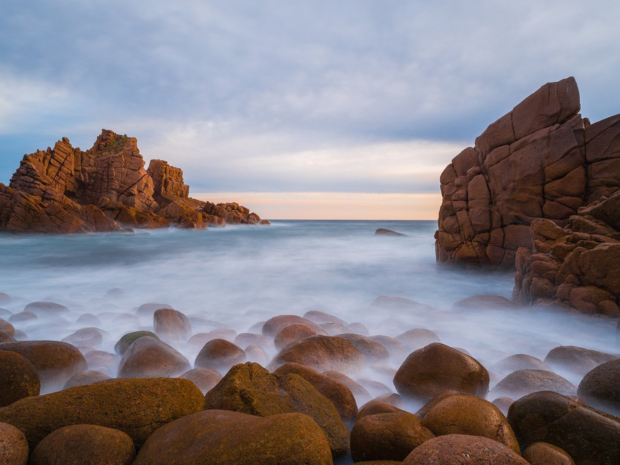 Обои небо, облака, скалы, камни, берег, пейзаж, море, the sky, clouds, rocks, stones, shore, landscape, sea разрешение 1920x1200 Загрузить