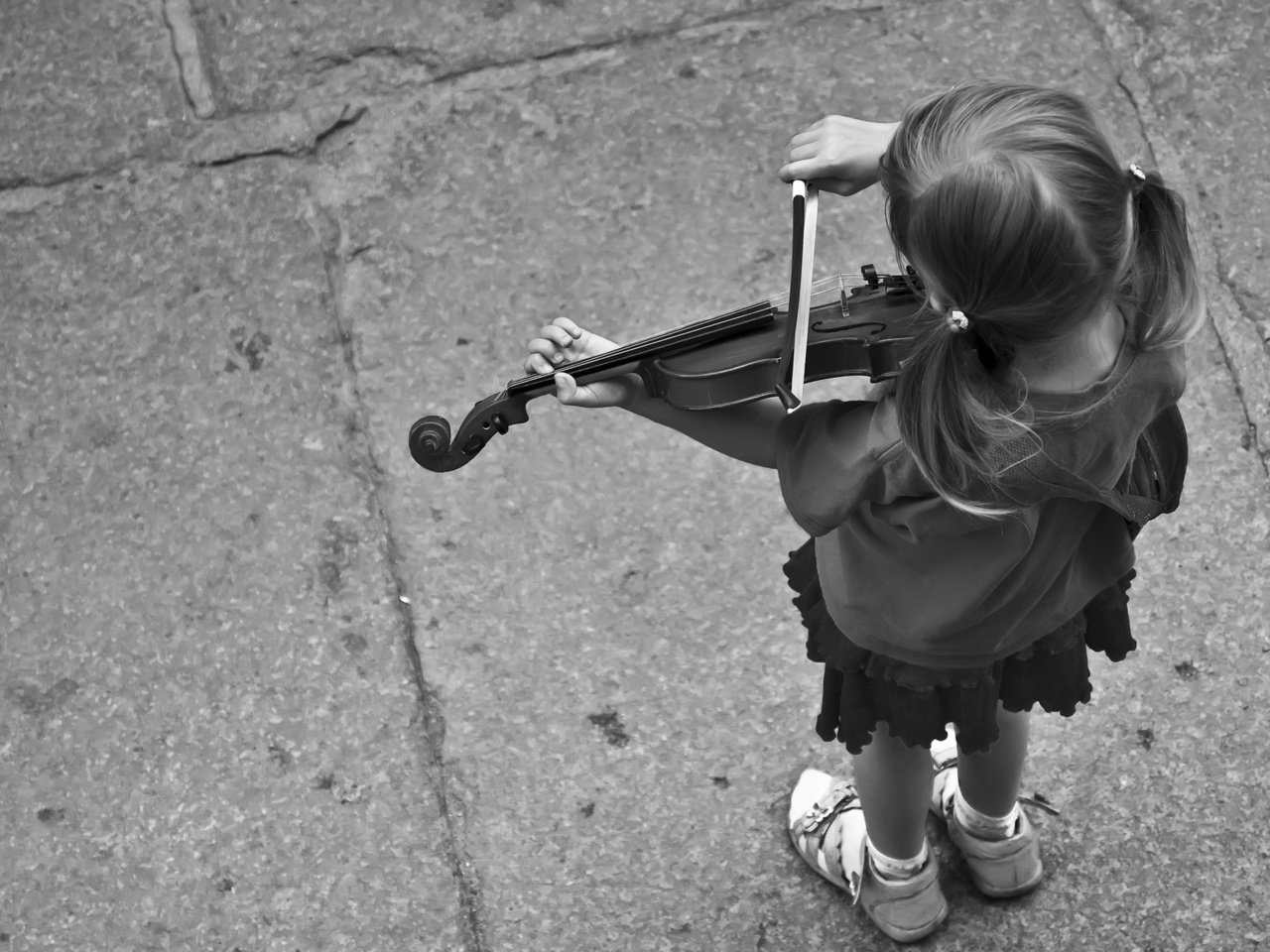 Обои скрипка, музыка, чёрно-белое, дети, девочка, violin, music, black and white, children, girl разрешение 1920x1200 Загрузить