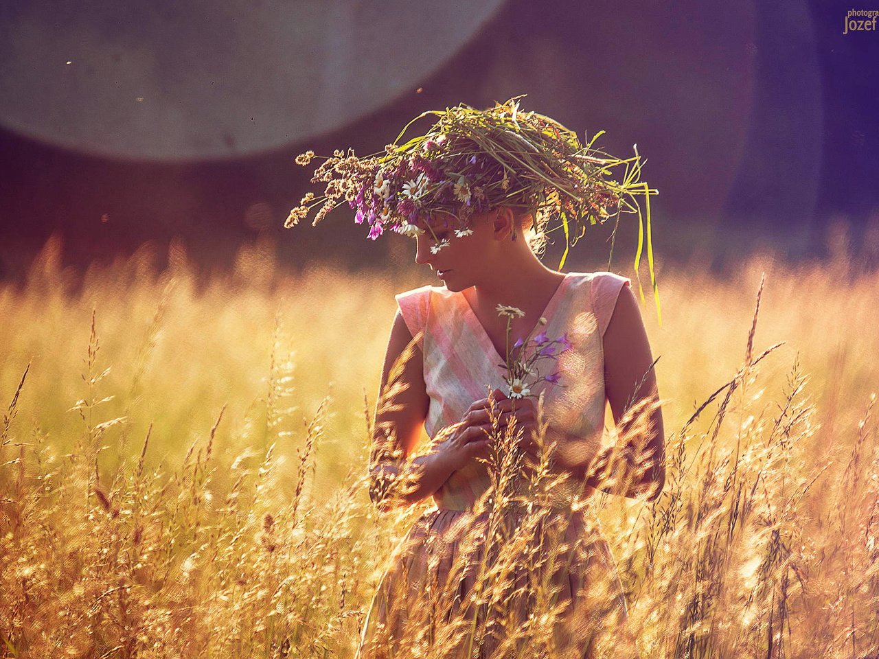 Обои девушка, платье, поле, лето, модель, полевые цветы, венок, josef kadela, girl, dress, field, summer, model, wildflowers, wreath разрешение 2048x1365 Загрузить