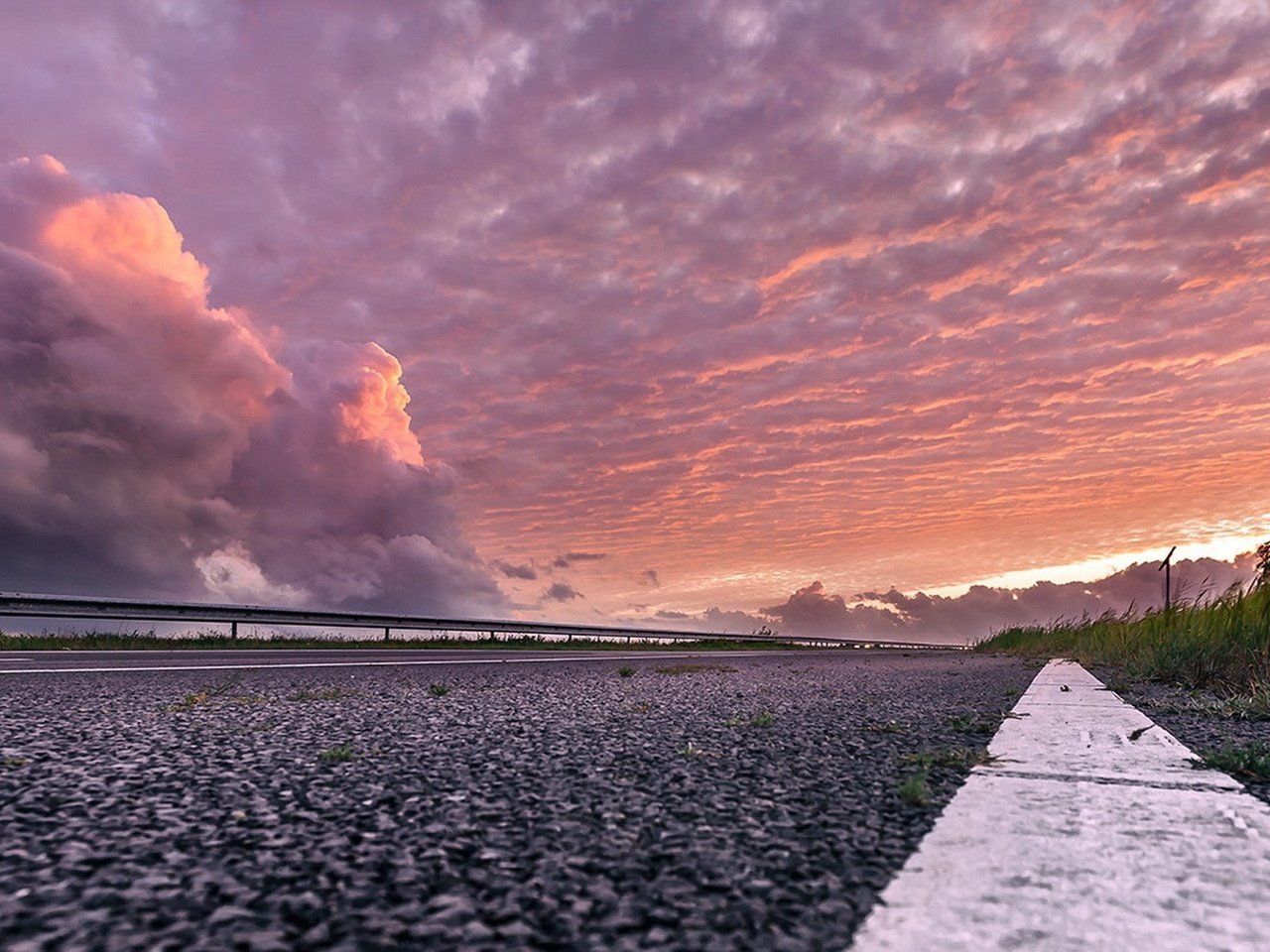 Обои небо, дорога, облака, берег, закат, пейзаж, горизонт, сумерки, the sky, road, clouds, shore, sunset, landscape, horizon, twilight разрешение 1920x1080 Загрузить