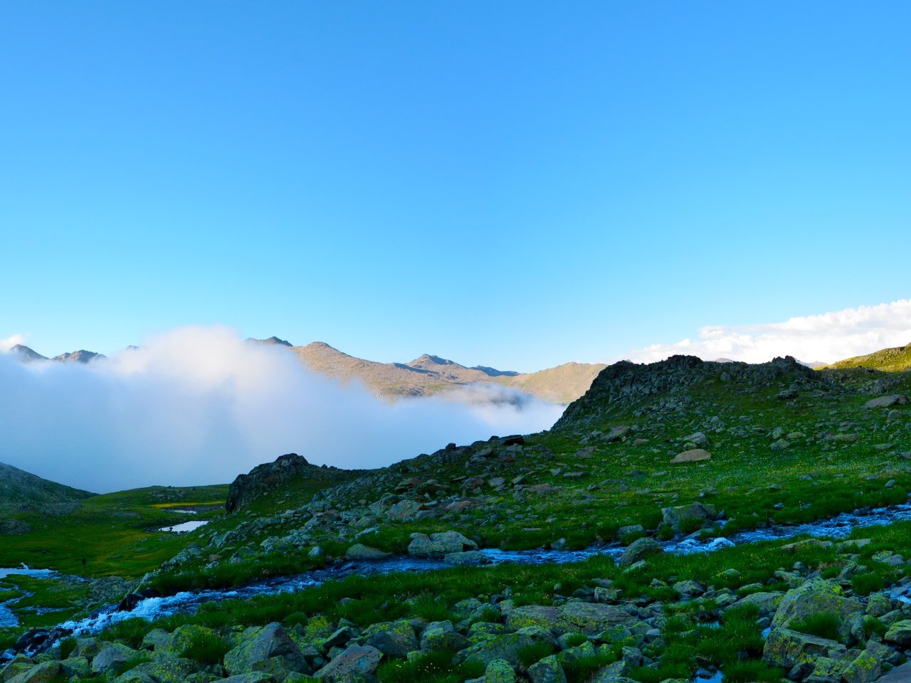 Обои небо, облака, горы, природа, пейзаж, туман, турция, the sky, clouds, mountains, nature, landscape, fog, turkey разрешение 8651x3817 Загрузить