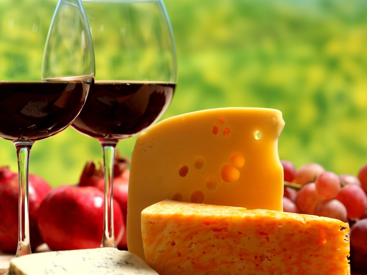 Обои виноград, фрукты, сыр, вино, бокалы, красное, гранат, grapes, fruit, cheese, wine, glasses, red, garnet разрешение 2560x1440 Загрузить