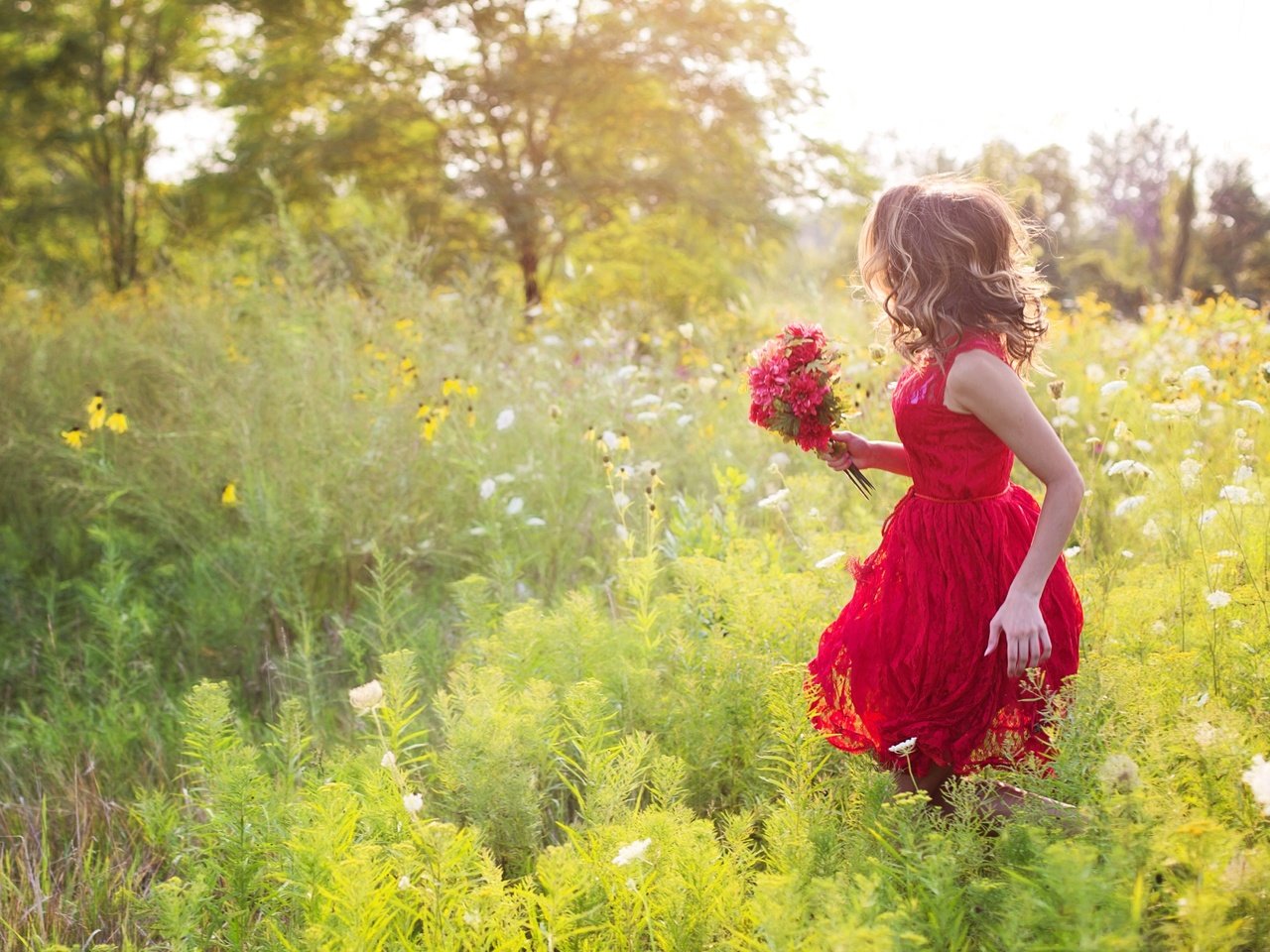 Обои цветы, природа, девушка, луг, волосы, букет, красное платье, flowers, nature, girl, meadow, hair, bouquet, red dress разрешение 4651x3100 Загрузить