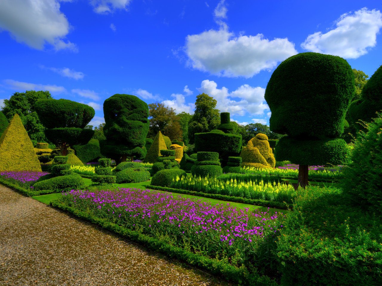 Обои небо, англия, цветы, газон, облака, topiary gardens levens hall, природа, дизайн, парк, кусты, сад, the sky, england, flowers, lawn, clouds, nature, design, park, the bushes, garden разрешение 4852x3238 Загрузить