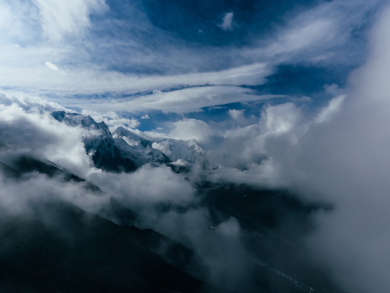 Обои небо, облака, горы, туман, the sky, clouds, mountains, fog разрешение 3840x2484 Загрузить