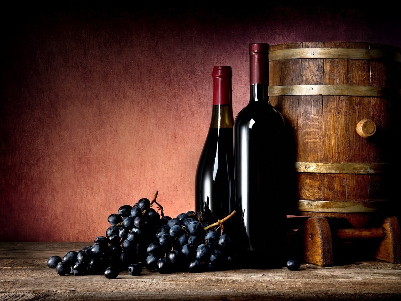 Обои виноград, вино, бутылки, бочка, алкоголь, красное, grapes, wine, bottle, barrel, alcohol, red разрешение 2800x1732 Загрузить